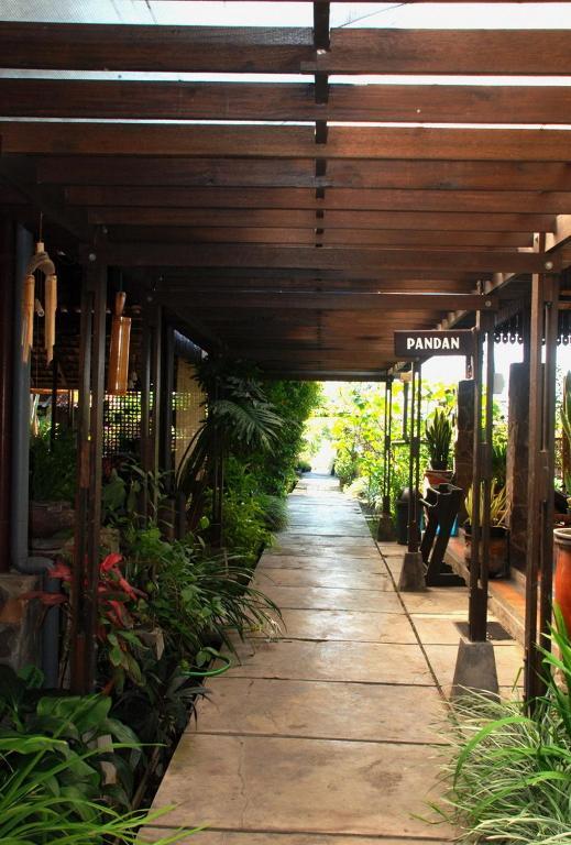 De Daunan Boutique Guesthouse, Gallery & Garden Malang Extérieur photo